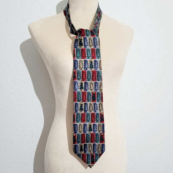 The Knot Above Men's Christmas Tree Tie - Picture 1 of 5